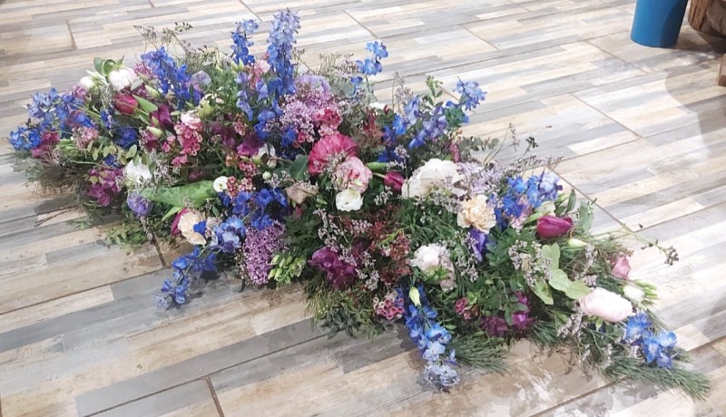 Artisan fleuriste pour la création d'un dessus de cercueil pour une crémation