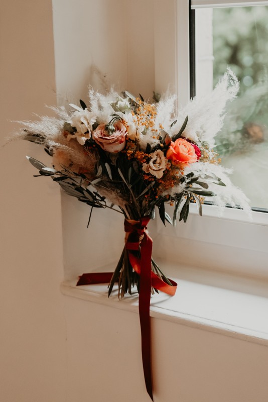 Bouquet de mariée sur le thème bohème en fleurs naturelles et séchées pres de ROUEN