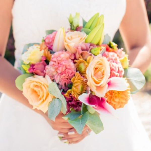ART ET VÉGÉTAL : DES COMPOSITIONS DE FLEURS DE MARIAGE AUDACIEUSES ET PERSONNALISÉES