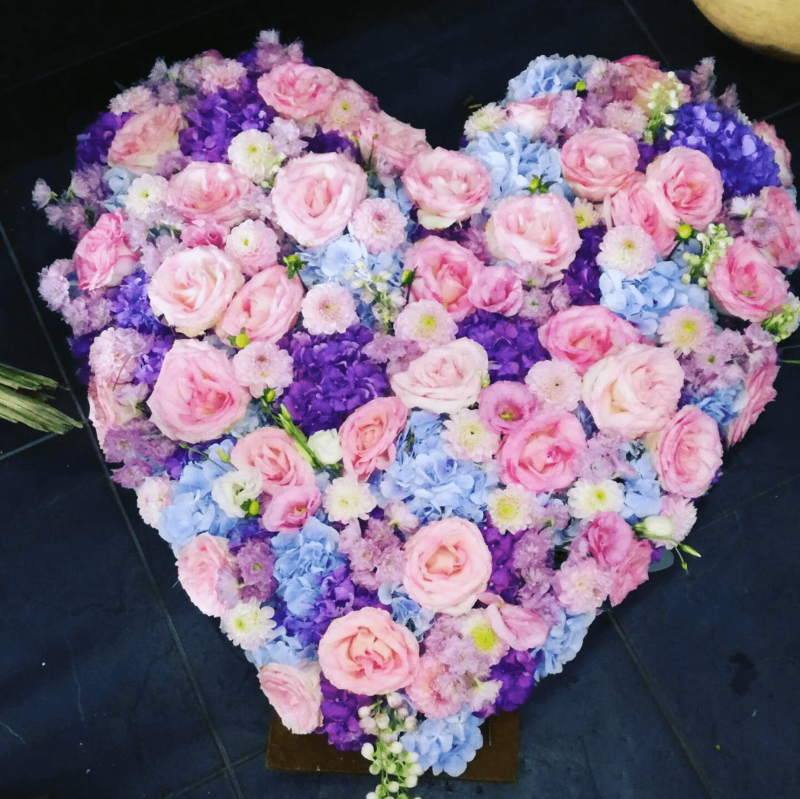 Fleuriste expert pour la création de bouquets de fleurs pour une cérémonie d'enterrement proche du Neubourg 27
